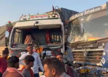 महामार्गवर गॅस टँकर व कंटेनरची समोरासमोर धडक; दोन जण गंभीर जखमी