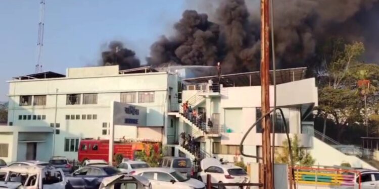जळगावात मारुती सर्व्हिस शोरूमला भीषण आग: करोडोचे नुकसान