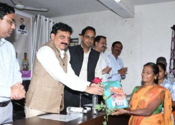 वस्त्रोद्योग मंत्री संजय सावकारेंच्या हस्ते ‘एक रेशन कार्ड एक साडी’ योजनेचा शुभारंभ