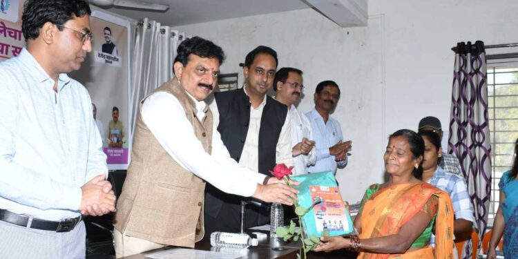 वस्त्रोद्योग मंत्री संजय सावकारेंच्या हस्ते ‘एक रेशन कार्ड एक साडी’ योजनेचा शुभारंभ