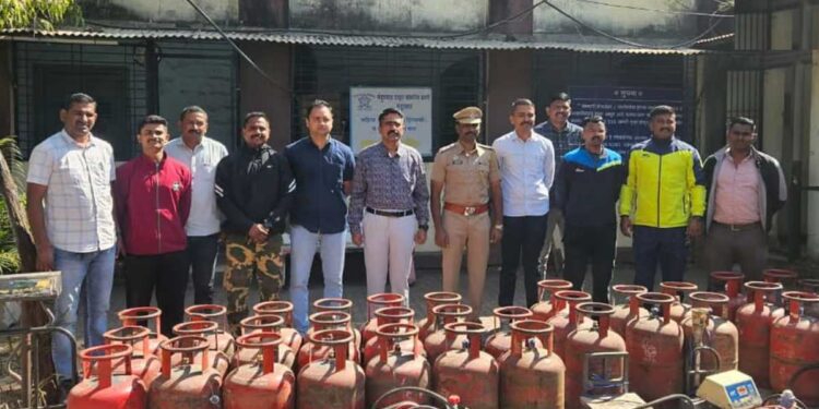 नंदुरबारमध्ये अवैध्यरित्या गॅस रिफिलिंगवर पोलिसांची धाड; ३७ सिलेंडरसह सव्वातीन लाखांचा मुद्देमाल जप्त