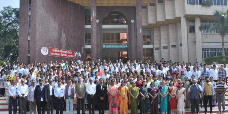 विद्यापीठाच्या कॅम्पसमध्ये विविधतेचे दर्शन ; माजी विद्यार्थ्यांचा मेळावा उत्साहात