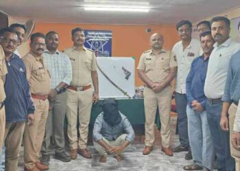 तलवार आणि गावठी पिस्टलसह मामा-भाच्याच्या पोलिसांनी आवळल्या मुसक्या