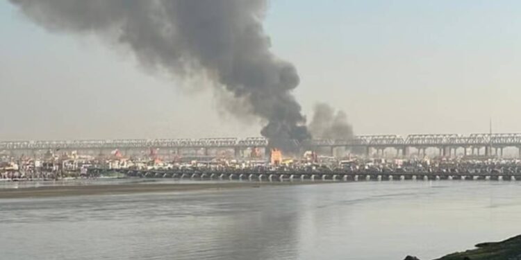 महाकुंभ मेळ्यामध्ये भीषण आग; अनेक तंबू, साहित्य जळून खाक, घटनास्थळी गोंधळाचे वातावरण