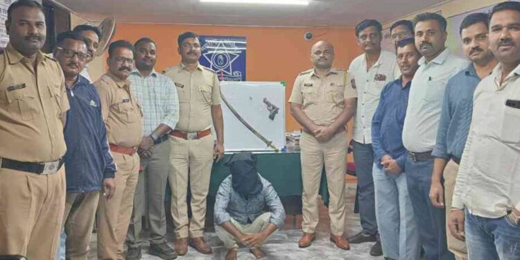 तलवार आणि गावठी पिस्टलसह मामा-भाच्याच्या पोलिसांनी आवळल्या मुसक्या