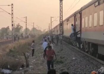 जळगावात रेल्वे दुर्घटना; पुष्पक एक्सप्रेसमधून उड्या मारलेल्या प्रवाशांना दुसऱ्या एक्स्प्रेसने चिरडले
