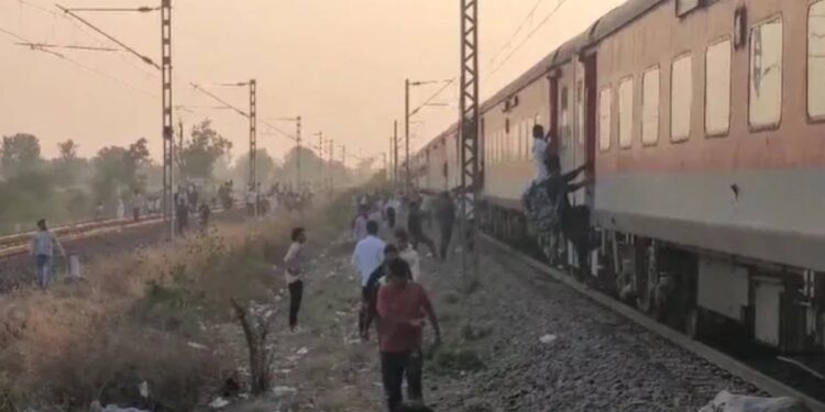 जळगावात रेल्वे दुर्घटना; पुष्पक एक्सप्रेसमधून उड्या मारलेल्या प्रवाशांना दुसऱ्या एक्स्प्रेसने चिरडले