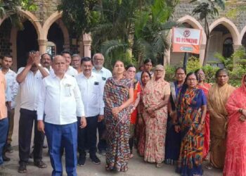 जळगावात रस्त्यांसाठी नागरिकांचा अभियंत्याला घेराव