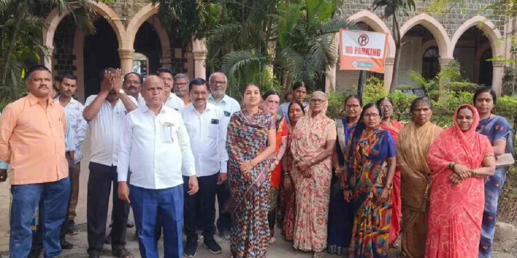 जळगावात रस्त्यांसाठी नागरिकांचा अभियंत्याला घेराव