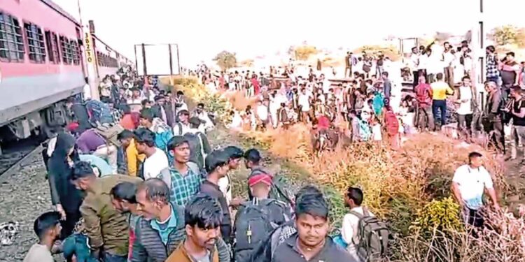 पाचोरा रेल्वे दुघटनेत 13 प्रवासी ठार