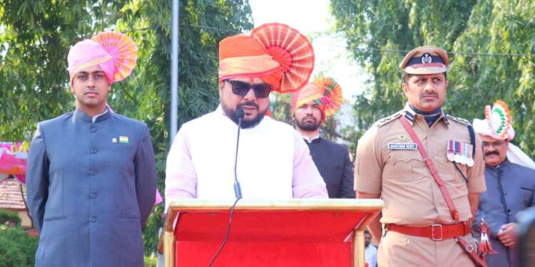 प्रजासत्ताक दिन मोठ्या उत्साहात पोलीस कवायत मैदानावर संपन्न