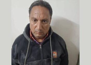 घराच्या मागील शेडमध्ये करत होता नकली दारू तयार, पोलिसांनी धाड टाकूल आवळल्या मुसक्या