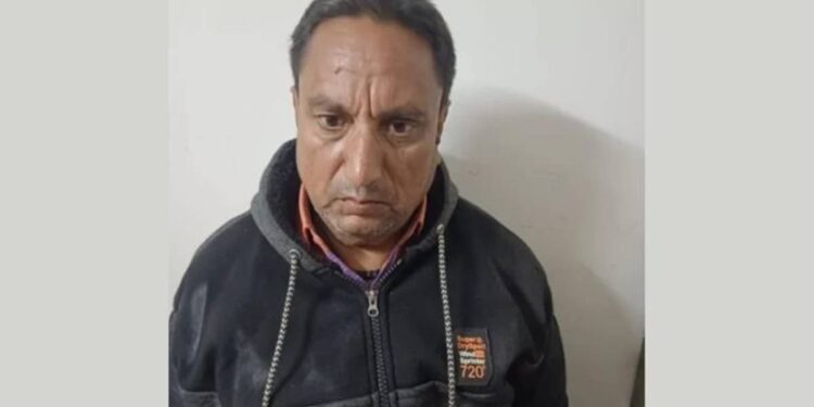 घराच्या मागील शेडमध्ये करत होता नकली दारू तयार, पोलिसांनी धाड टाकूल आवळल्या मुसक्या