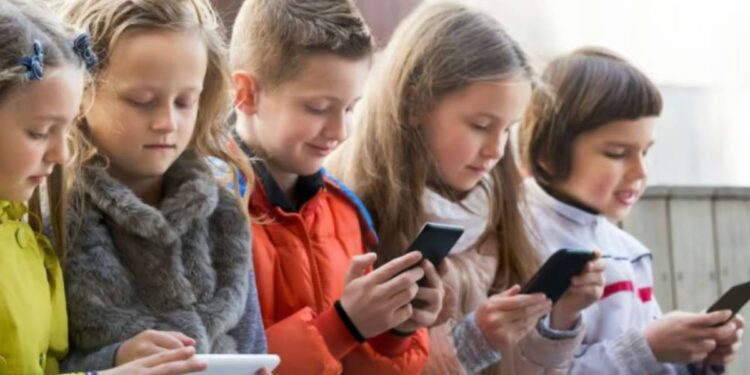 पालकांच्या परवानगीशिवाय ‘No Social Media’! ऑनलाइन सुरक्षेसाठी केंद्राचा महत्वाचं पाऊल