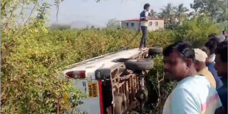 विद्यार्थ्यांनी भरलेल्या बसवरील चालकाचा ताबा सुटला अन्…