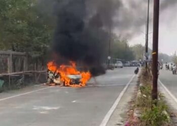 धावत्या कारने घेतला पेट, जळगाव शहरातील घटना