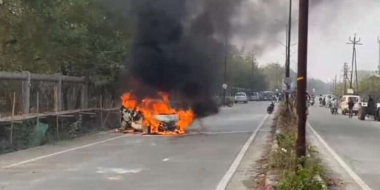 धावत्या कारने घेतला पेट, जळगाव शहरातील घटना