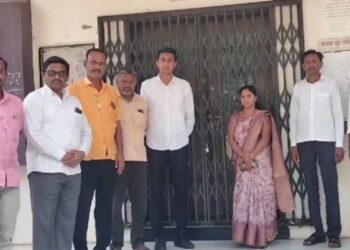 धुळ्यात संतप्त ग्रामस्थांनी ग्रामपंचायत कार्यालयालाच कुलुप ठोकले