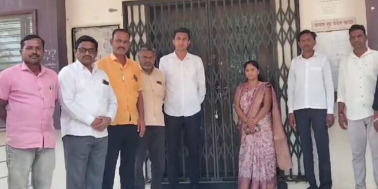 धुळ्यात संतप्त ग्रामस्थांनी ग्रामपंचायत कार्यालयालाच कुलुप ठोकले