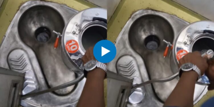 ईईईई… ! ट्रेनमधील गरमागरम चहा पिताय, मग हा VIDEO एकदा पाहाच