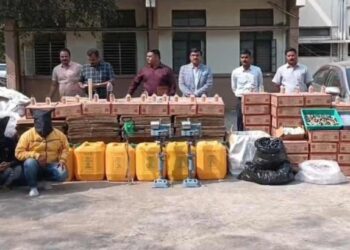 बनावट दारूच्या कारखान्यावर छापा; आठ लाख रुपयांच्या मुद्देमालासह सहा जण ताब्यात