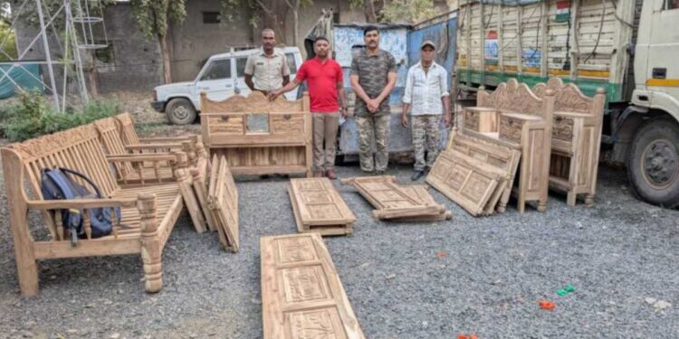 सावदा गावा नजीक अवैध वृक्षतोड प्रकरणात मोठी कारवाई ; लाखोंचा मुद्देमाल जप्त