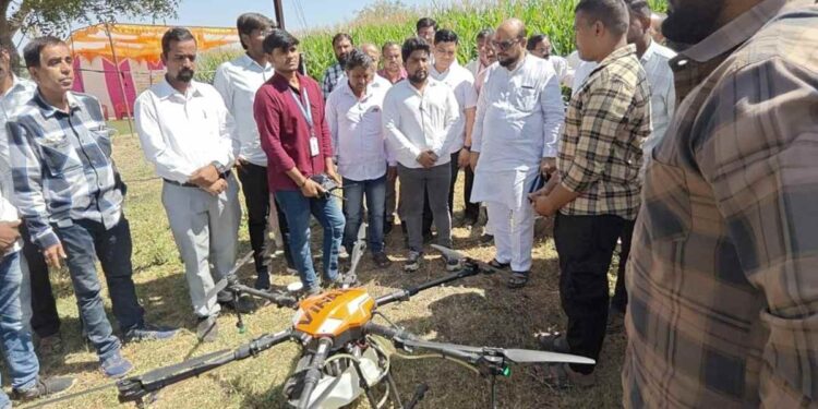 शेतकऱ्यांनी नवीन तंत्रज्ञानाकडे वळावे -पालकमंत्री गुलाबराव पाटील