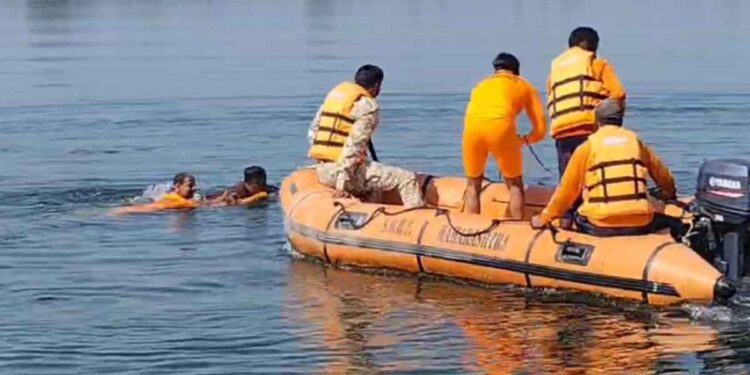 तापी-पूर्णा संगम येथे आपत्ती व्यवस्थापनाची रंगीत तालीम; बुडणाऱ्या व्यक्तीचे प्राण वाचवले