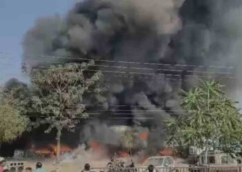 शहादा येथे आठ ते नऊ दुकानांना भीषण आग; पहा व्हिडीओ