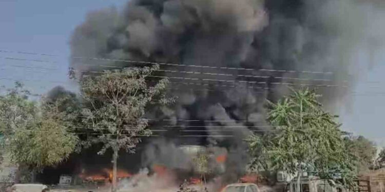 शहादा येथे आठ ते नऊ दुकानांना भीषण आग; पहा व्हिडीओ