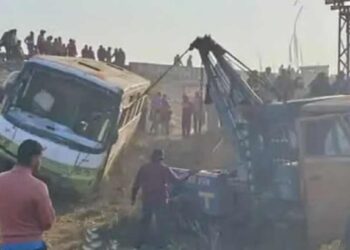 चालकाचे नियंत्रण सुटले अन् ४० मुलांना घेऊन जाणारी बस उलटली; अनेक विद्यार्थी…