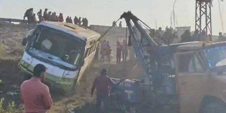 चालकाचे नियंत्रण सुटले अन् ४० मुलांना घेऊन जाणारी बस उलटली; अनेक विद्यार्थी…