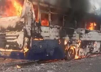 लग्नाचे वऱ्हाड घेऊन जाणाऱ्या बसला भीषण आग; बससह सर्व वऱ्हाडींचे सामान जळून खाक