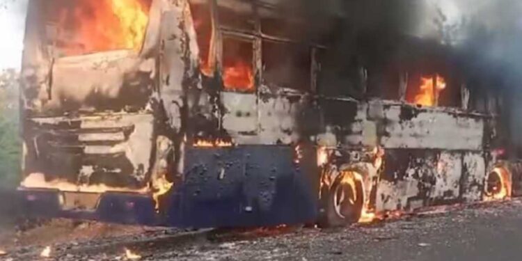 लग्नाचे वऱ्हाड घेऊन जाणाऱ्या बसला भीषण आग; बससह सर्व वऱ्हाडींचे सामान जळून खाक