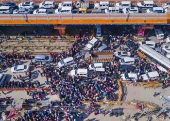 बापरे! महाकुंभाला जाणाऱ्या भाविकांच्या वाहनांमुळे ३०० किमी ट्रॅफिकजॅम, पाहा हा VIDEO