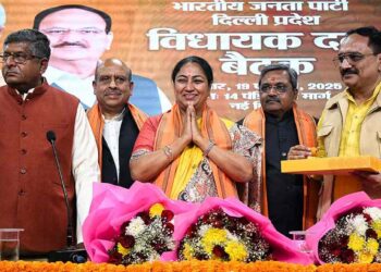 दिल्लीच्या मुख्यमंत्रीपदाची रेखा गुप्तांनी तर ‘या’ सहा आमदारांनी घेतली मंत्रिपदाची शपथ