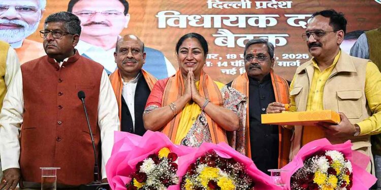 दिल्लीच्या मुख्यमंत्रीपदाची रेखा गुप्तांनी तर ‘या’ सहा आमदारांनी घेतली मंत्रिपदाची शपथ