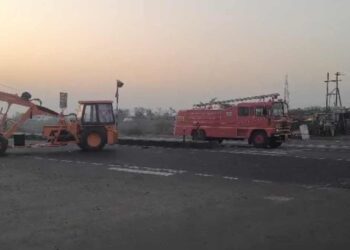 पारोळा नजीक गॅसचा टँकर उलटला, गॅस गळतीमुळे परिसरात घबराट !