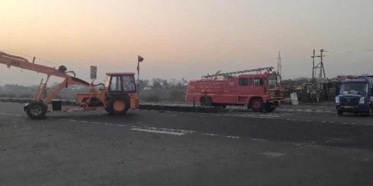 पारोळा नजीक गॅसचा टँकर उलटला, गॅस गळतीमुळे परिसरात घबराट !