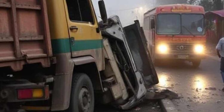 भयंकर ! ट्रक आणि रिक्षाच्या भीषण अपघातात ७ मजुरांचा मृत्यू