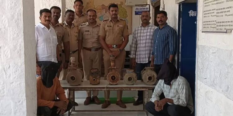 धुळे पोलिसांची मोठी कारवाई! कृषी पंपाची चोरी करणाऱ्यांसह पंप विकत घेणारे ताब्यात