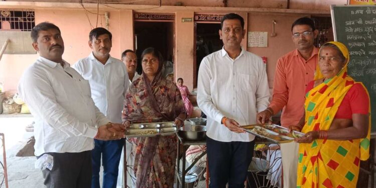 महाशिवरात्रीनिमित्त श्री दादाजी धुनीवाले प्रतिष्ठान येथे साबुदाणा व फराळाचे वाटप