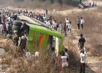 चालकाचे नियंत्रण सुटल्याने बस खड्ड्यात उलटली ; २० प्रवासी जखमी