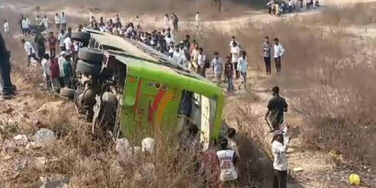 चालकाचे नियंत्रण सुटल्याने बस खड्ड्यात उलटली ; २० प्रवासी जखमी