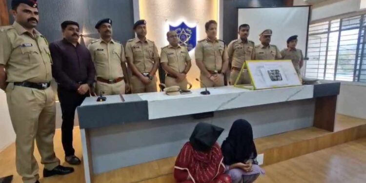 सराफ दुकानातून सोने लांबविणाऱ्या दोन महिलांना अटक ; जळगाव पोलिसांची कारवाई