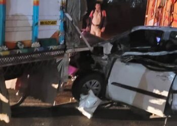 शिर्डीहून मुक्ताईनगरला परतणाऱ्या कुटुंबाच्या वाहनाचा भीषण अपघात, एक ठार तीन जखमी