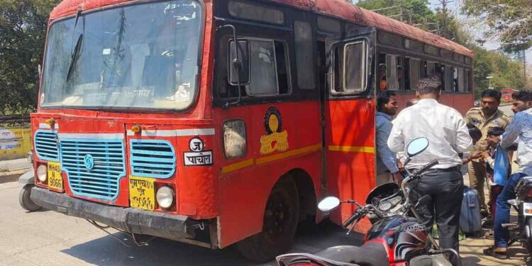 जळगावात बसमध्ये कंडक्टर आणि प्रवाशांमध्ये वादात महिलेच्या नाकाजवळ दुखापत