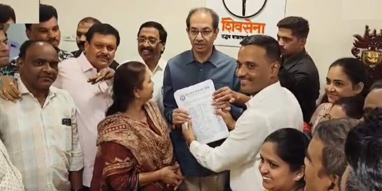 एकनाथ शिंदेंना मोठा झटका, कामगार सेनेतील २५० शिवसैनिकांची घरवापसी