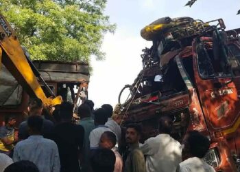 चाळीसगाव तालुक्यात ट्रक-आयशरचा भीषण अपघात; एकाच जागीच मृत्यू, तिघे गंभीर जखमी