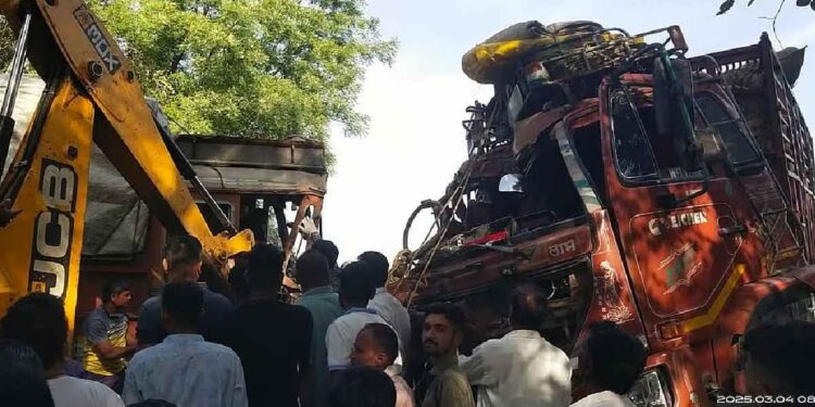 चाळीसगाव तालुक्यात ट्रक-आयशरचा भीषण अपघात; एकाच जागीच मृत्यू, तिघे गंभीर जखमी